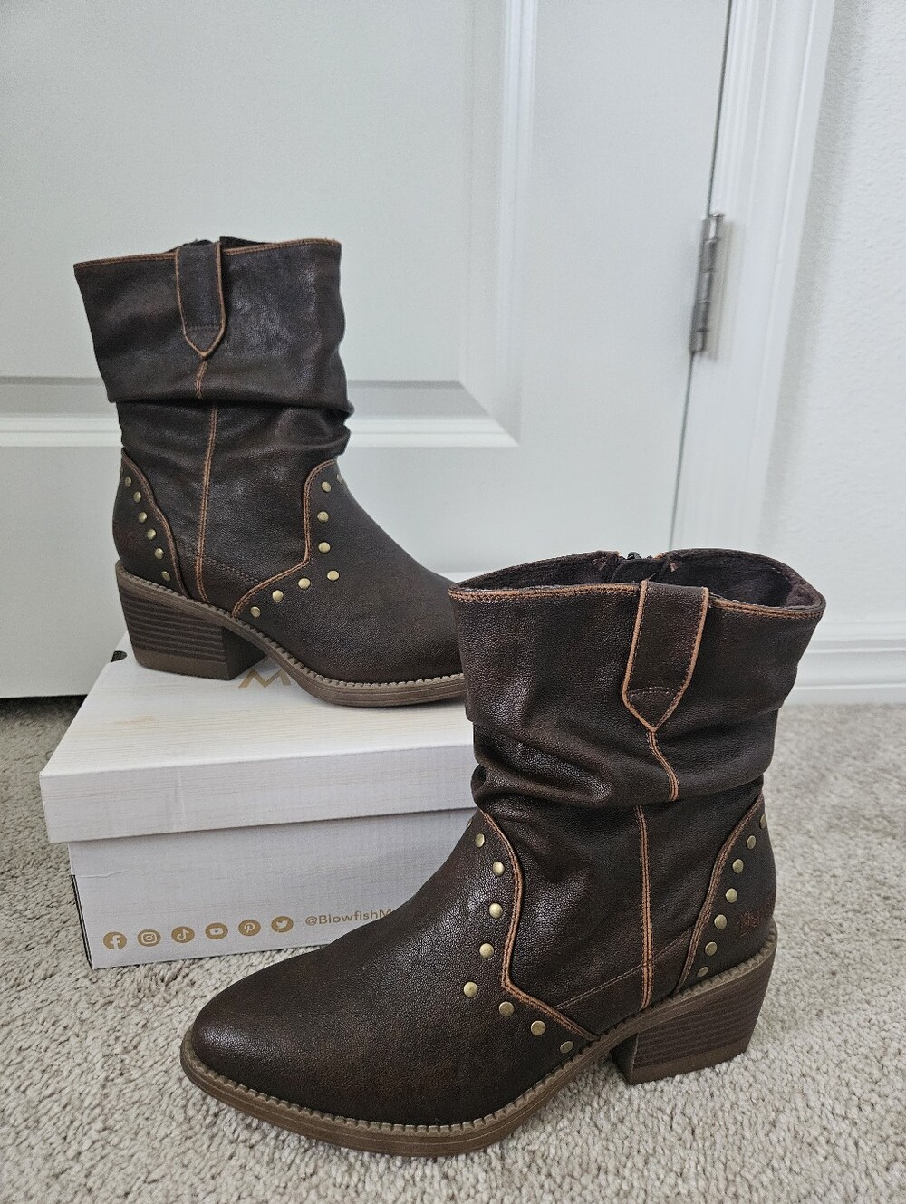 New Blowfish Malibu Rebel Western Distressed Brown Studded Ankle Boot Sz 7.5